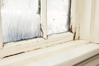 Altes Fenster: Wenn Fenster und Türen defekt sind, muss sich teilweise der Mieter darum kümmern.