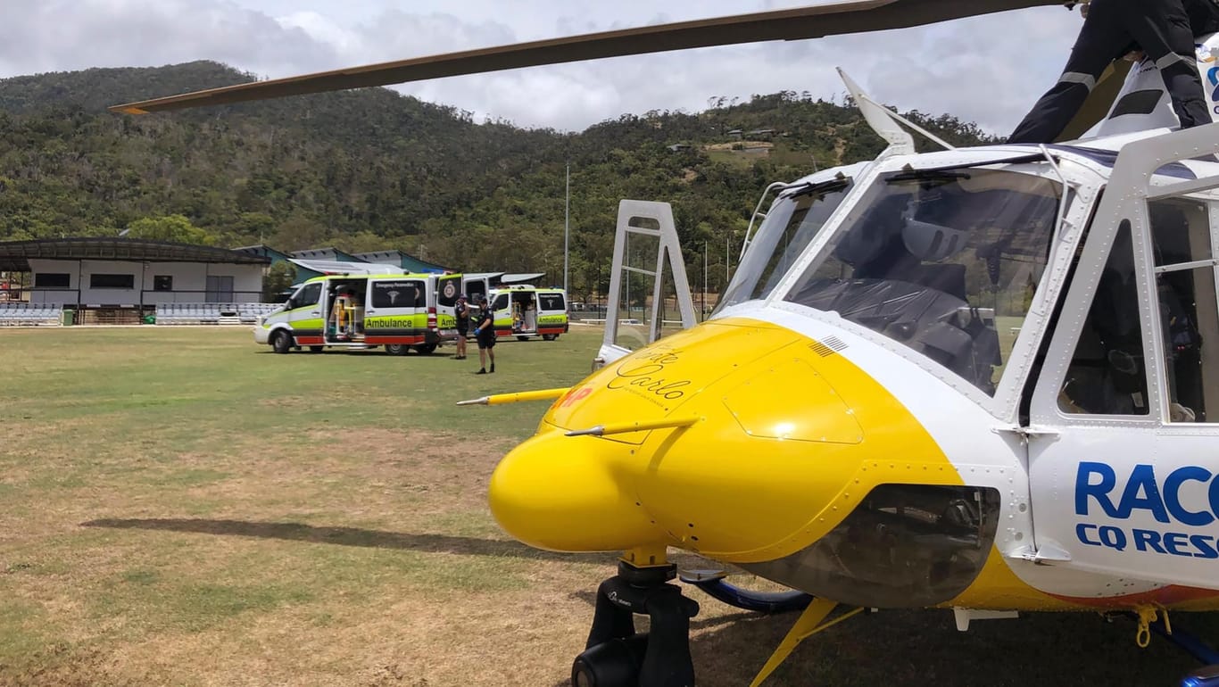 Ein Rettungshubschrauber und Krankenwagen auf dem Sportplatz, wo die beiden Verletzten versorgt werden: Ein Helikopter brachte den Schwerverletzen ins Krankenhaus.