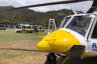 Ein Rettungshubschrauber und Krankenwagen auf dem Sportplatz, wo die beiden Verletzten versorgt werden: Ein Helikopter brachte den Schwerverletzen ins Krankenhaus.