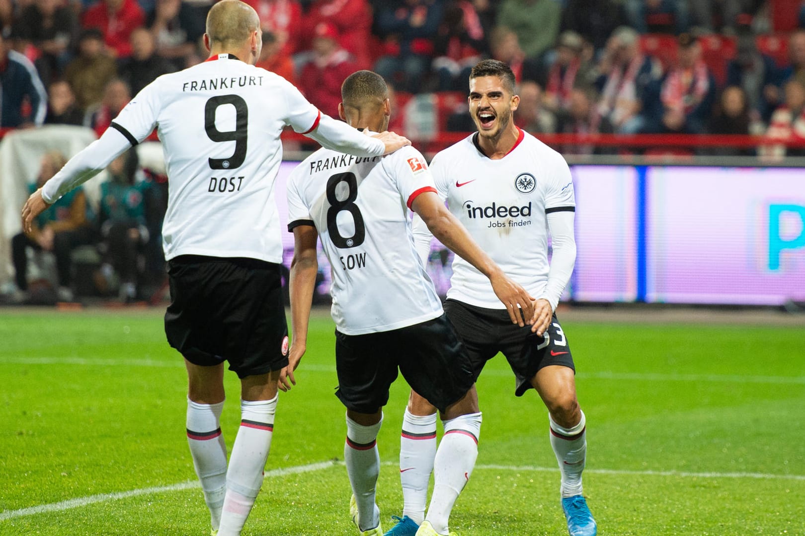 Bas Dost, Djibril Sow und André Silva beim Torjubel bei Union Berlin: Wann werden die Eintracht-Stürmer Dost und Silva wieder fit sein?