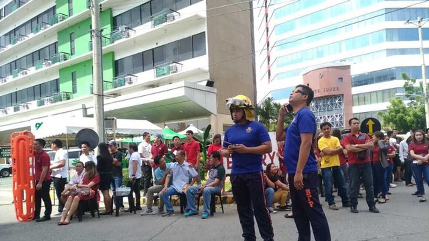 Angst vor weiteren Erschütterungen: Büroangestellte versammeln sich auf der Straße, nachdem ein starkes Erdbeben zu spüren war.