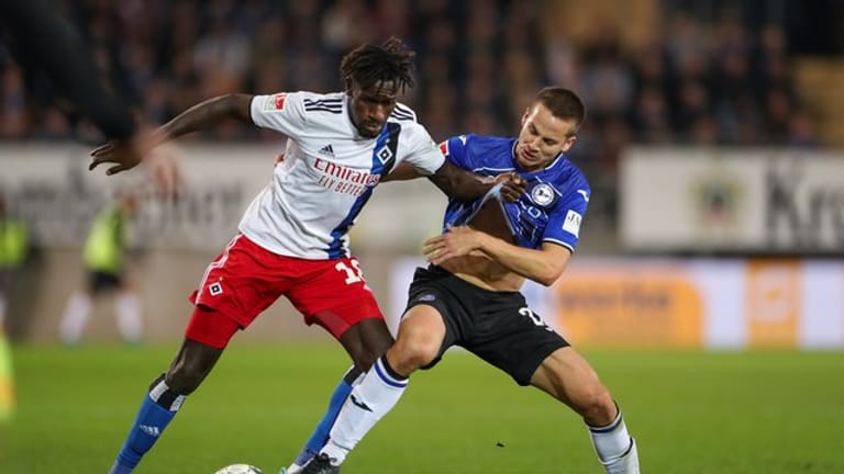 Könnte für die Nationalmannschaft Gambias auflaufen: Bakery Jatta (l) vom HSV.