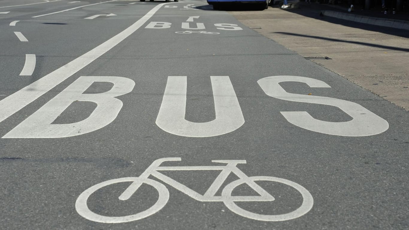 Eine Umweltspur für Bus- und Radfahrer: Auch in Bonn sollen Umweltspuren entstehen, doch nicht an den gewünschten Stellen.