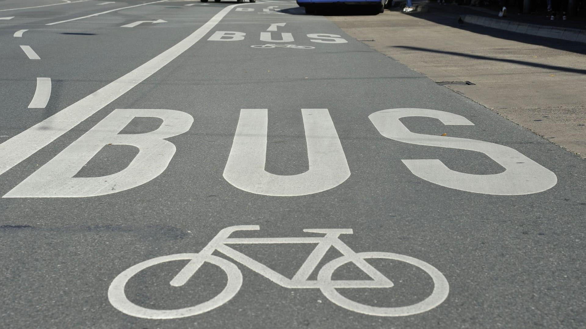 Eine Umweltspur für Bus- und Radfahrer: Auch in Bonn sollen Umweltspuren entstehen, doch nicht an den gewünschten Stellen.