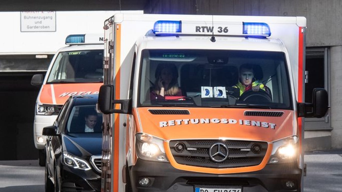 Mit dem Rettungswagen abtransportiert: Altmaier ist nach seiner Auftaktrede beim Digital-Gipfel in Dortmund beim Gang von der Bühne gestürzt.