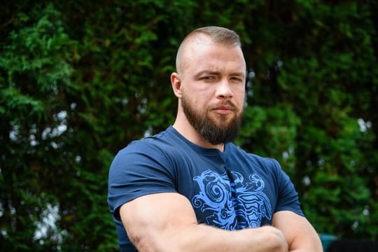 Die Frauenzeitschrift "Emma" hat den umstrittenen Gangster-Rapper Kollegah zum "Sexist Man Alive 2019" ausgerufen.