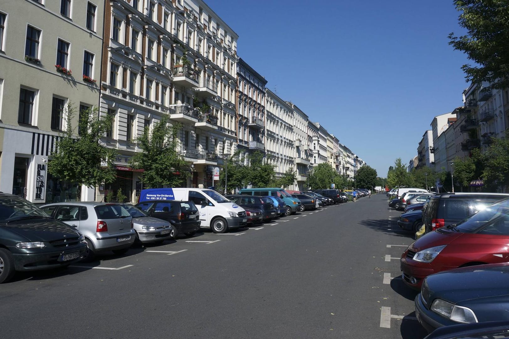 Parkende Autos in einer Straße in Prenzlauer Berg: Die unbekannten Täter beschmierten die Autos in der Nacht von Samstag zu Sonntag. (Symbolbild)