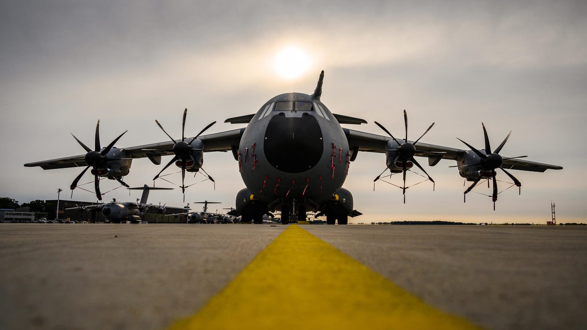 Ein Airbus A400M Atlas Transportflugzeug steht auf dem Vorfeld des Fliegerhorts Wunstorf: Aktuell liegen bei den Top-Projekten der Bundeswehr 90 Prozent der Beschaffungsmaßnahmen außerhalb der Planungen, etwa beim Transportflieger A400M, Kampfhubschrauber Tiger, Schützenpanzer Puma oder bei den Fregatten des Typs F125. Die Mehrkosten für die Steuerzahler summieren sich auf 13,5 Mrd. Euro – eine Kostenüberschreitung gegenüber der ersten parlamentarischen Befassung um 30 Prozent.