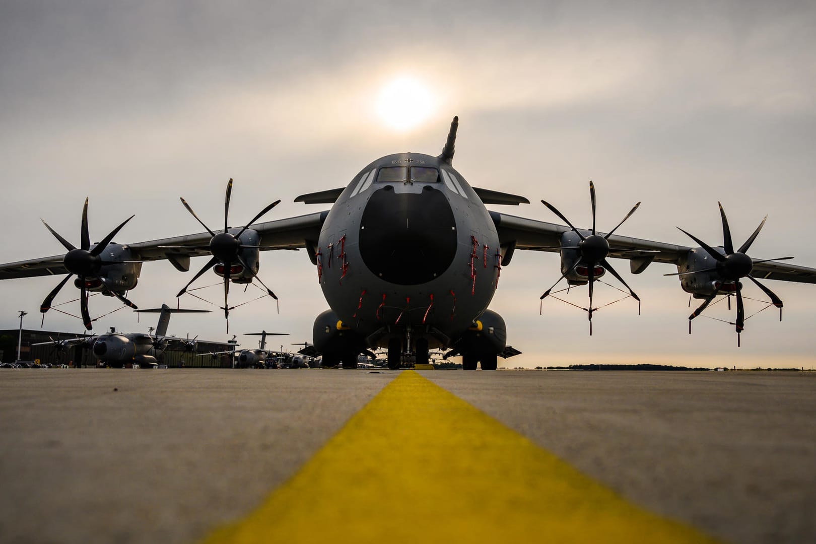 Ein Airbus A400M Atlas Transportflugzeug steht auf dem Vorfeld des Fliegerhorts Wunstorf: Aktuell liegen bei den Top-Projekten der Bundeswehr 90 Prozent der Beschaffungsmaßnahmen außerhalb der Planungen, etwa beim Transportflieger A400M, Kampfhubschrauber Tiger, Schützenpanzer Puma oder bei den Fregatten des Typs F125. Die Mehrkosten für die Steuerzahler summieren sich auf 13,5 Mrd. Euro – eine Kostenüberschreitung gegenüber der ersten parlamentarischen Befassung um 30 Prozent. Ein Airbus A400M Atlas Transportflugzeug steht auf dem Vorfeld des Fliegerhorts Wunstorf: Aktuell liegen bei den Top-Projekten der Bundeswehr 90 Prozent der Beschaffungsmaßnahmen außerhalb der Planungen, etwa beim Transportflieger A400M, Kampfhubschrauber Tiger, Schützenpanzer Puma oder bei den Fregatten des Typs F125. Die Mehrkosten für die Steuerzahler summieren sich auf 13,5 Mrd. Euro – eine Kostenüberschreitung gegenüber der ersten parlamentarischen Befassung um 30 Prozent.