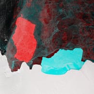 Ein Falschfarbenbild zeigt die Vorher-Nachher-Position des Eisbergs "D28": Blau zeigt den Eisberg vor dem Abbruch am 20. September, Rot gibt an, wo sich der"D28" am 19. Oktober befand.