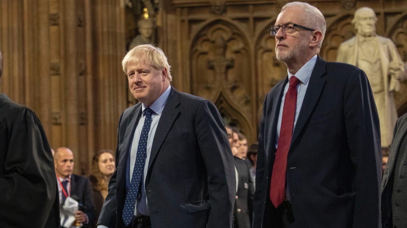 Boris Johnson (l.) und Jeremy Corbyn: Die größte Oppositionspartei stimmt nun wohl doch für Neuwahlen.
