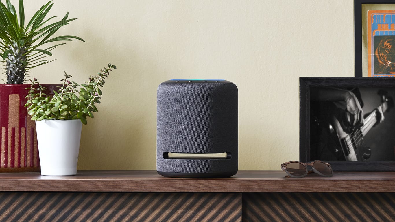 Ein Amazon Echo Studio steht auf einer Wohnzimmeranrichte: Der neue Smart Speaker mit Alexa soll ein regelrechtes Klangwunder sein.