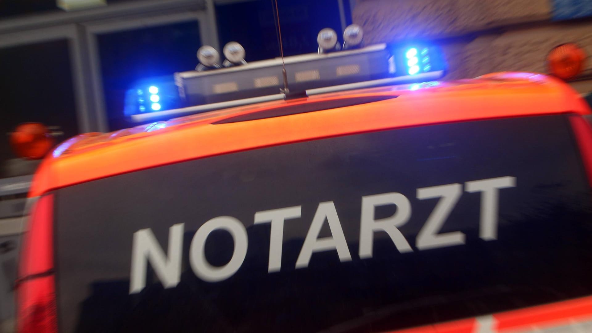 Notarzt der Feuerwehr mit Blaulicht: DIe Frau musste nach dem Unfall notoperiert werden. (Symbolbild)