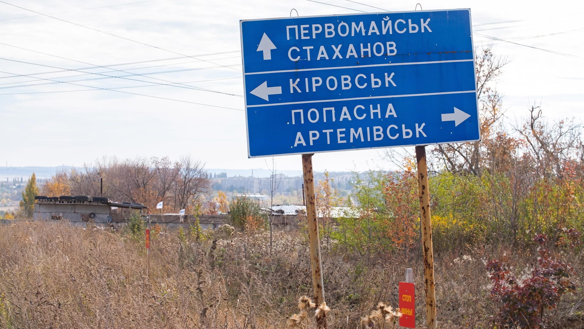 Ein Wegweiser in der umkämpften Region Luhansk: Die erste Annäherung zwischen der ukrainischen Regierung und den Rebellen hatte im Oktober zu Protesten in Kiew geführt. (Archivbild)