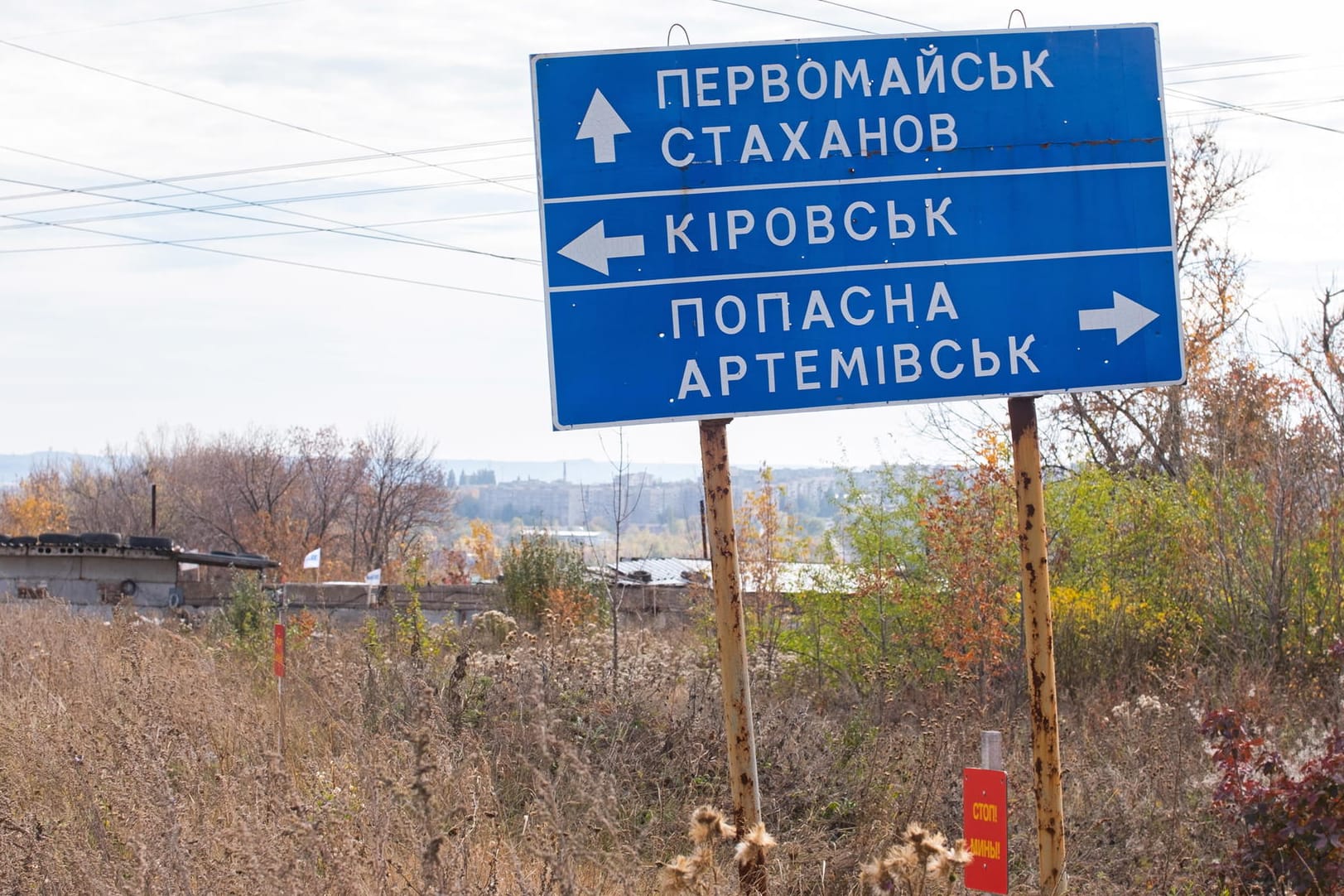 Ein Wegweiser in der umkämpften Region Luhansk: Die erste Annäherung zwischen der ukrainischen Regierung und den Rebellen hatte im Oktober zu Protesten in Kiew geführt. (Archivbild)