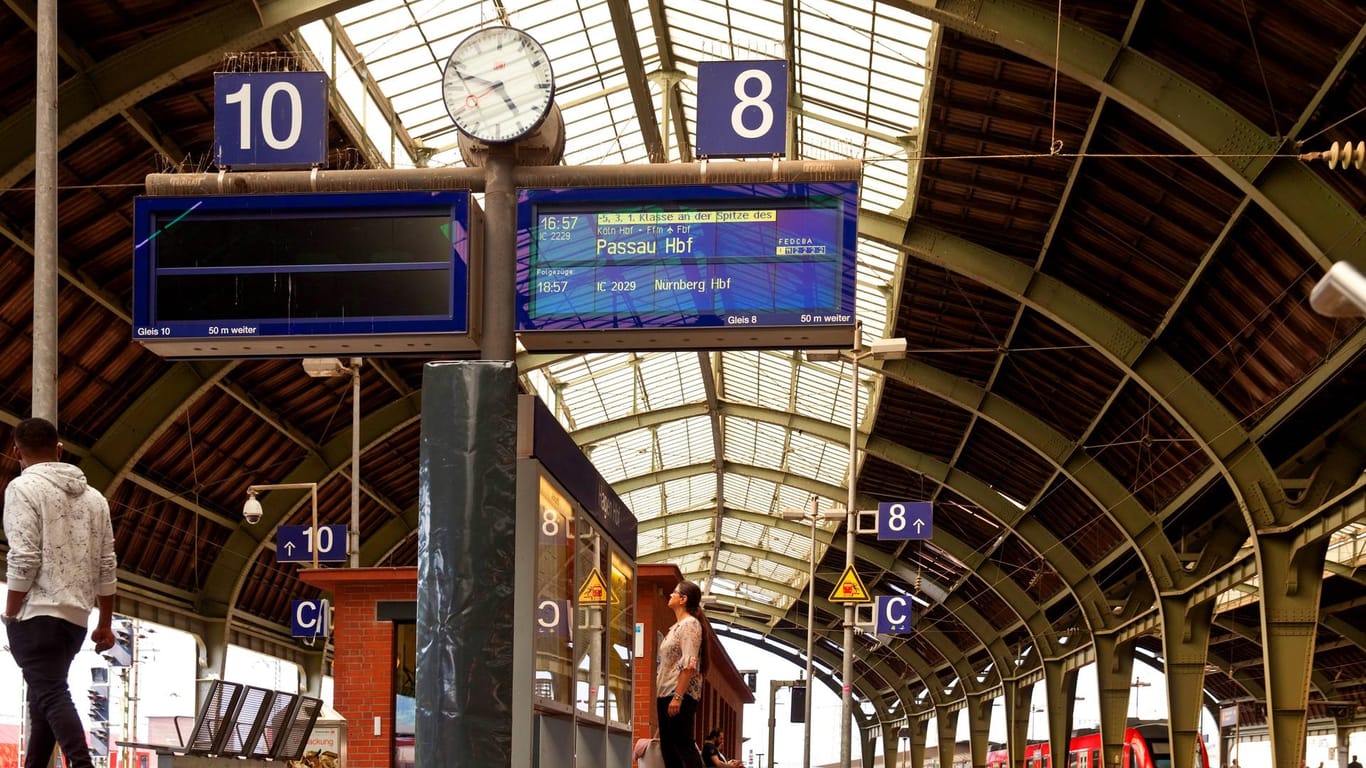 Der Hauptbahnhof in Hagen: Dort investiert die Bahn in neue, moderne Anzeigen.