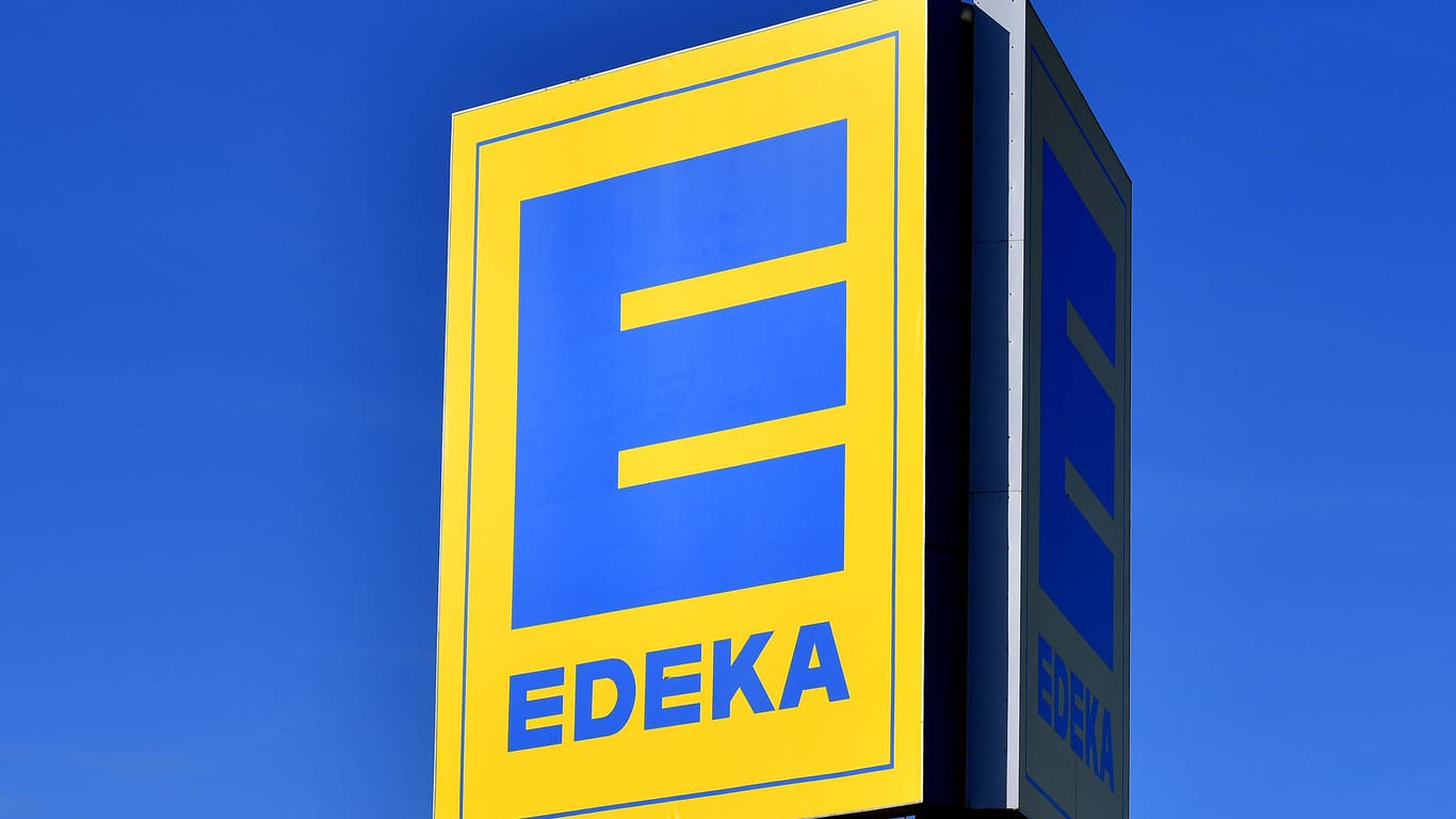 Logo des Lebensmittelhändlers Edeka: Edeka selbst äußerte sich bisher noch nicht offiziell zu den Fusionsplänen mit einigen Real-Supermärkten.