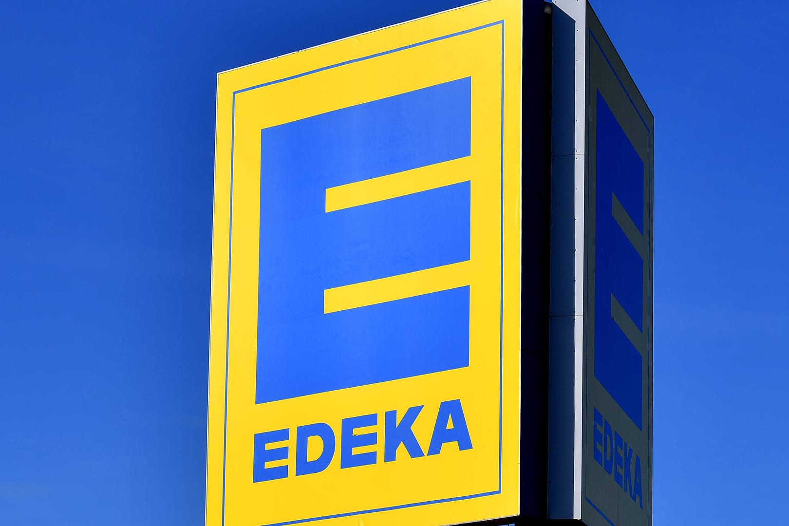 Logo des Lebensmittelhändlers Edeka: Edeka selbst äußerte sich bisher noch nicht offiziell zu den Fusionsplänen mit einigen Real-Supermärkten. Logo des Lebensmittelhändlers Edeka: Edeka selbst äußerte sich bisher noch nicht offiziell zu den Fusionsplänen mit einigen Real-Supermärkten.