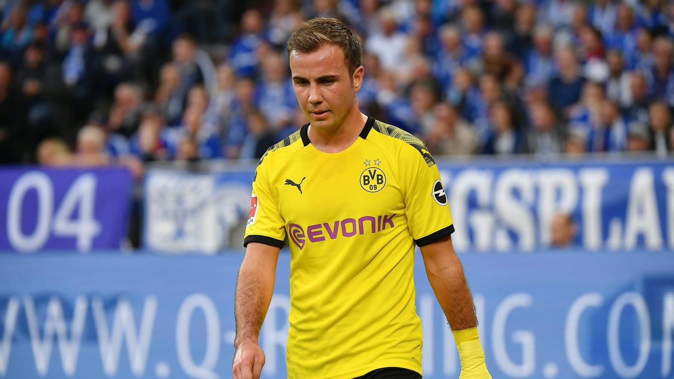 Mario Götze schleicht vom Feld: Der Weltmeister hat sich im Revierderby einen Haarriss und eine Bänderdehnung zugezogen.