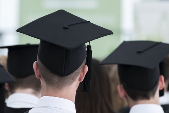 Erstmals seit 2001 ist das Zahl der Hochschulabsolventen gesunken.