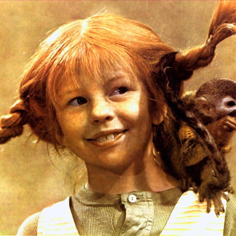 Inger Nilsson als Pippi Langstrumpf mit dem Affen Herr Nilsson