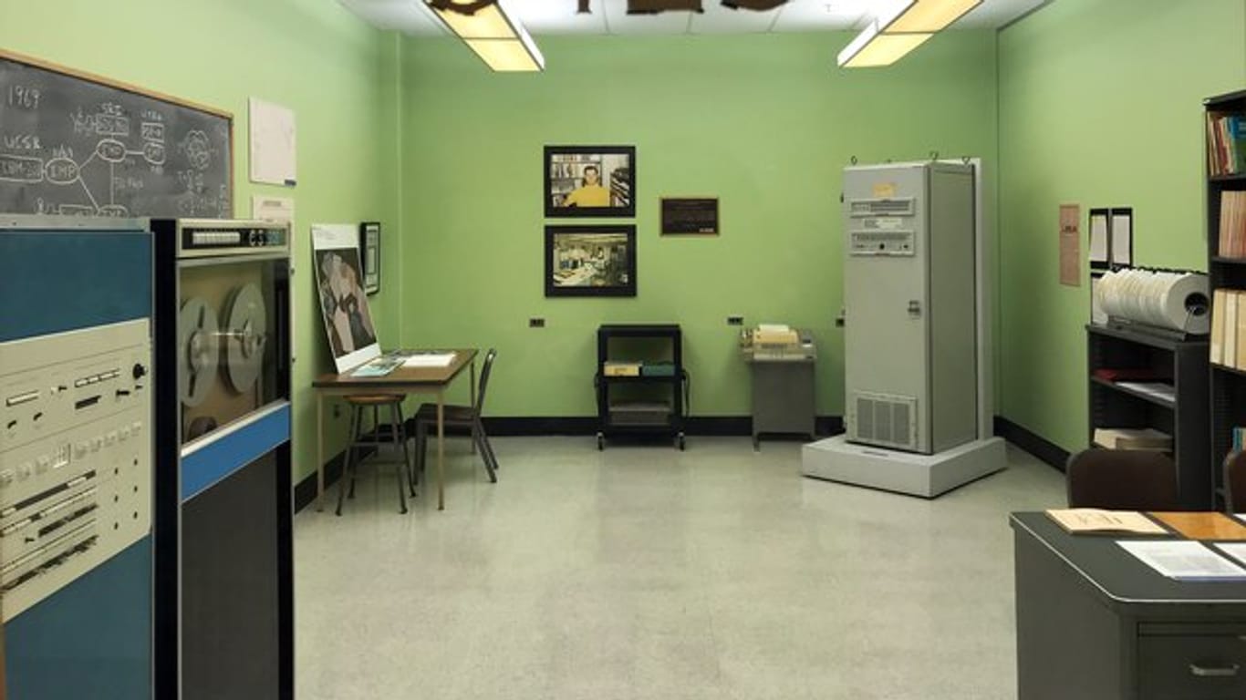 Die Aufnahme zeigt den Raum mit den Rechnern, mit denen die erste Internetverbindung gelang.