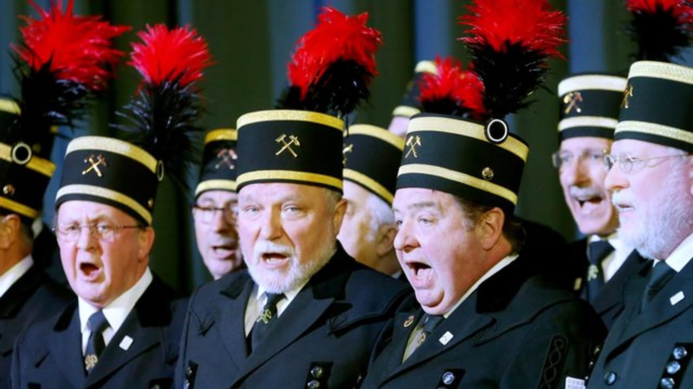 Der Ruhrkohlechor singt auf Zeche Zollverein ein Bergmannslied.