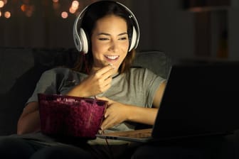 Eine junge Frau schaut auf ihrem Laptop einen Film: Online-Streamingportale machen dem linearen Fernsehen Konkurrenz. Wie ändert sich das Nutzungsverhalten?