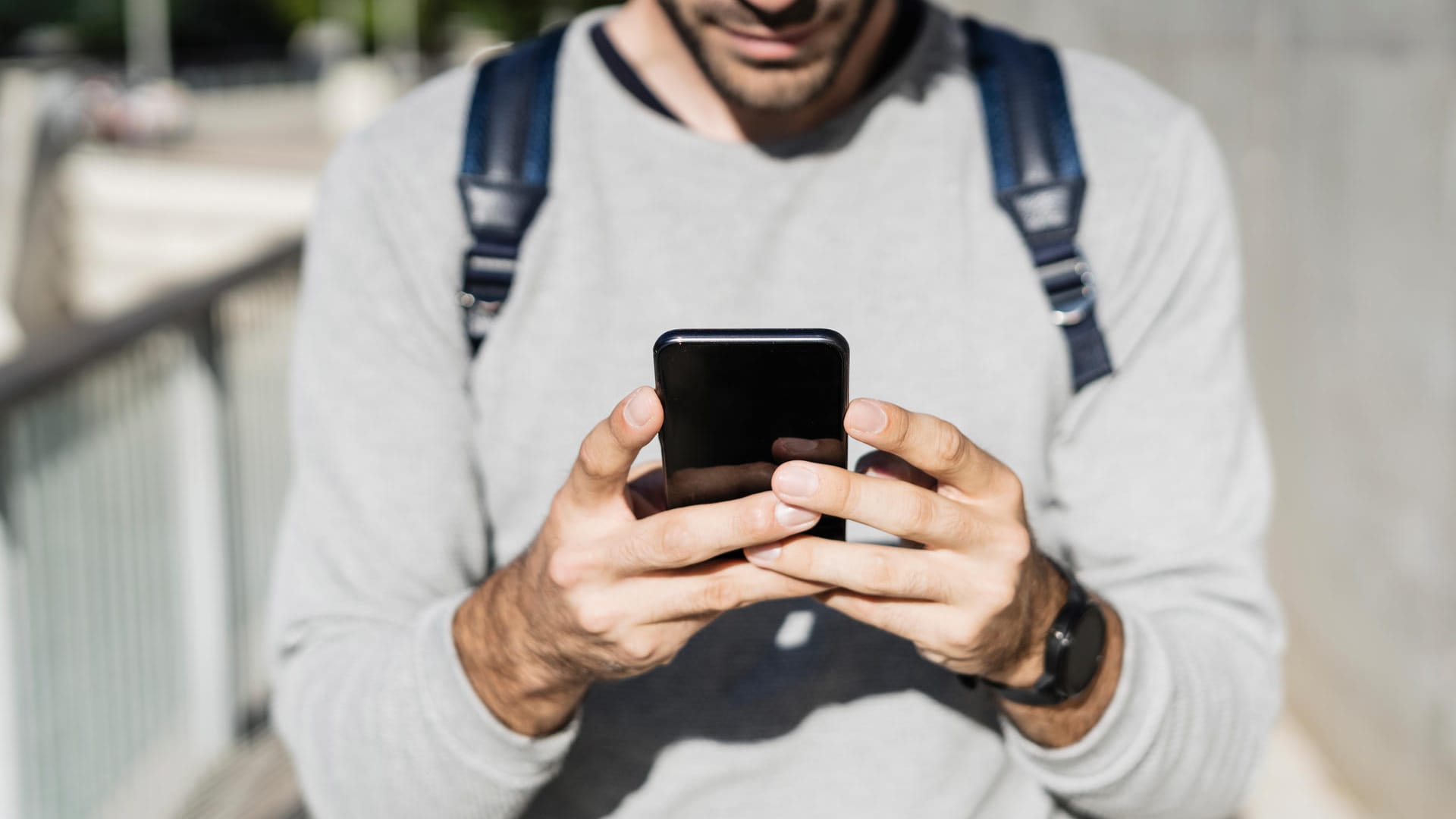 Ein Mann nutzt ein Smartphone: In Mainz ist ein 26-Jähriger in eine Betrugsfalle via App getappt. Ein Mann nutzt ein Smartphone: In Mainz ist ein 26-Jähriger in eine Betrugsfalle via App getappt.