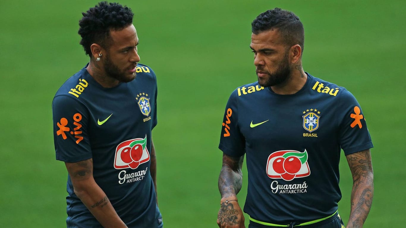 Dani Alves (r.) und Neymar: Die beiden Brasilianer spielten gemeinsam bei Barcelona und Paris Saint-Germain.