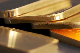 Diese hier sind echt: Goldbarren mit einem Gewicht von jeweils 100 Gramm.