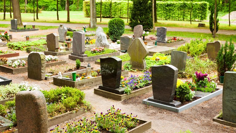 Ein Friedhof: Immer weniger Menschen werden in einem Sarg bestattet.