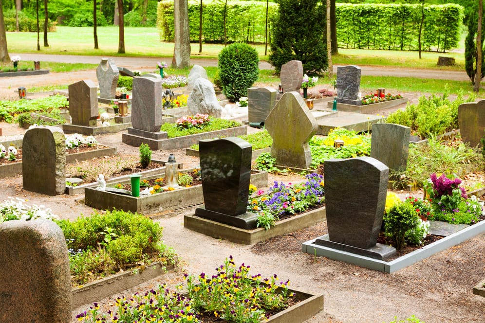 Ein Friedhof: Immer weniger Menschen werden in einem Sarg bestattet.
