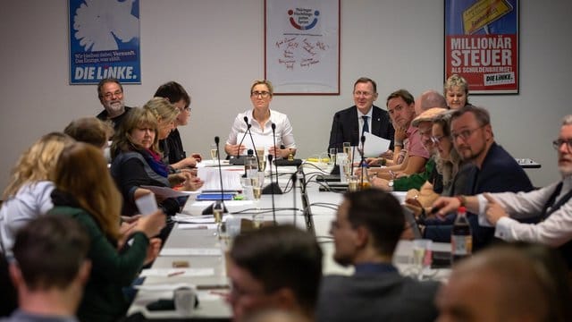 Kann er weiterregieren? Der Thüringer Ministerpräsident Bodo Ramelow und die Linke-Landesvorsitzende Susanne Hennig-Wellsow beraten mit dem Landesvorstand. Kann er weiterregieren? Der Thüringer Ministerpräsident Bodo Ramelow und die Linke-Landesvorsitzende Susanne Hennig-Wellsow beraten mit dem Landesvorstand.