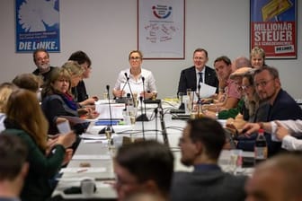 Kann er weiterregieren? Der Thüringer Ministerpräsident Bodo Ramelow und die Linke-Landesvorsitzende Susanne Hennig-Wellsow beraten mit dem Landesvorstand.