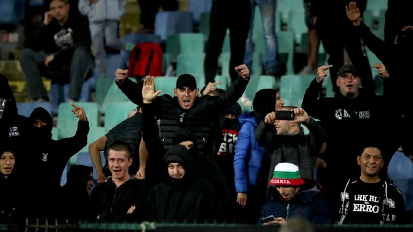 Bulgarische Fans fielen mit rassistischen Parolen auf.