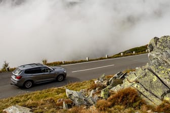 Straße im Gebirge: Um einen Unfall zu vermeiden, sollten Autofahrer vorausschauend fahren und den richtigen Gang einlegen.