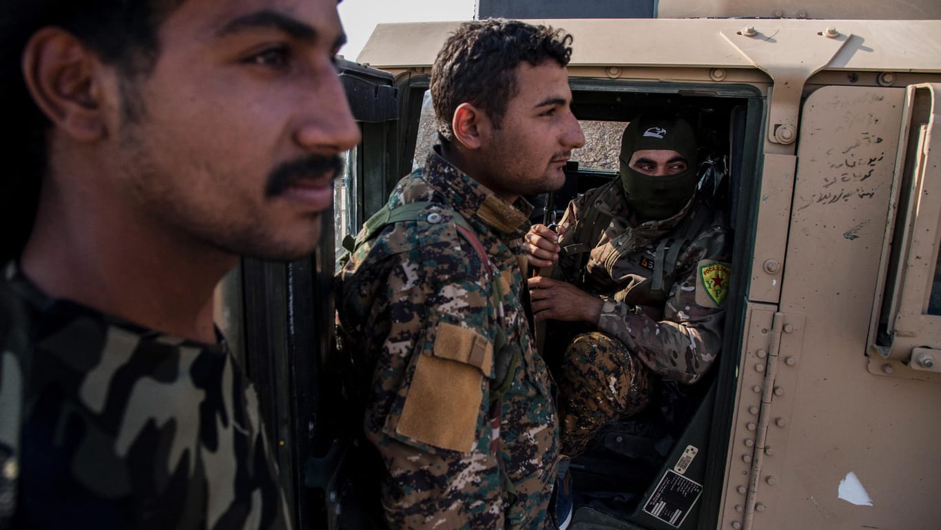 Soldaten der Kurdenmiliz YPG neben einem Dienstfahrzeug: Militärisch haben die syrischen Kurden keine Chance, solange sie ohne Verbündete kämpfen.