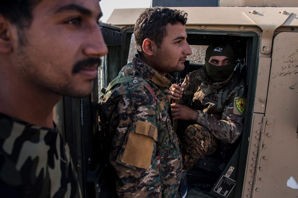 Soldaten der Kurdenmiliz YPG neben einem Dienstfahrzeug: Militärisch haben die syrischen Kurden keine Chance, solange sie ohne Verbündete kämpfen.