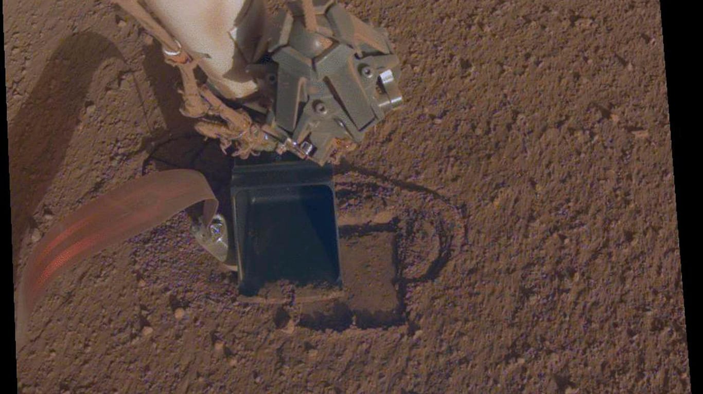 Der "Mars-Maulwurf" auf einem Bild der NASA: Der Roboter soll sich eigentlich immer weiter in die Tiefe buddeln – einen Rückwartsgang gibt es nicht.