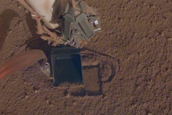 Der "Mars-Maulwurf" auf einem Bild der NASA: Der Roboter soll sich eigentlich immer weiter in die Tiefe buddeln – einen Rückwartsgang gibt es nicht.