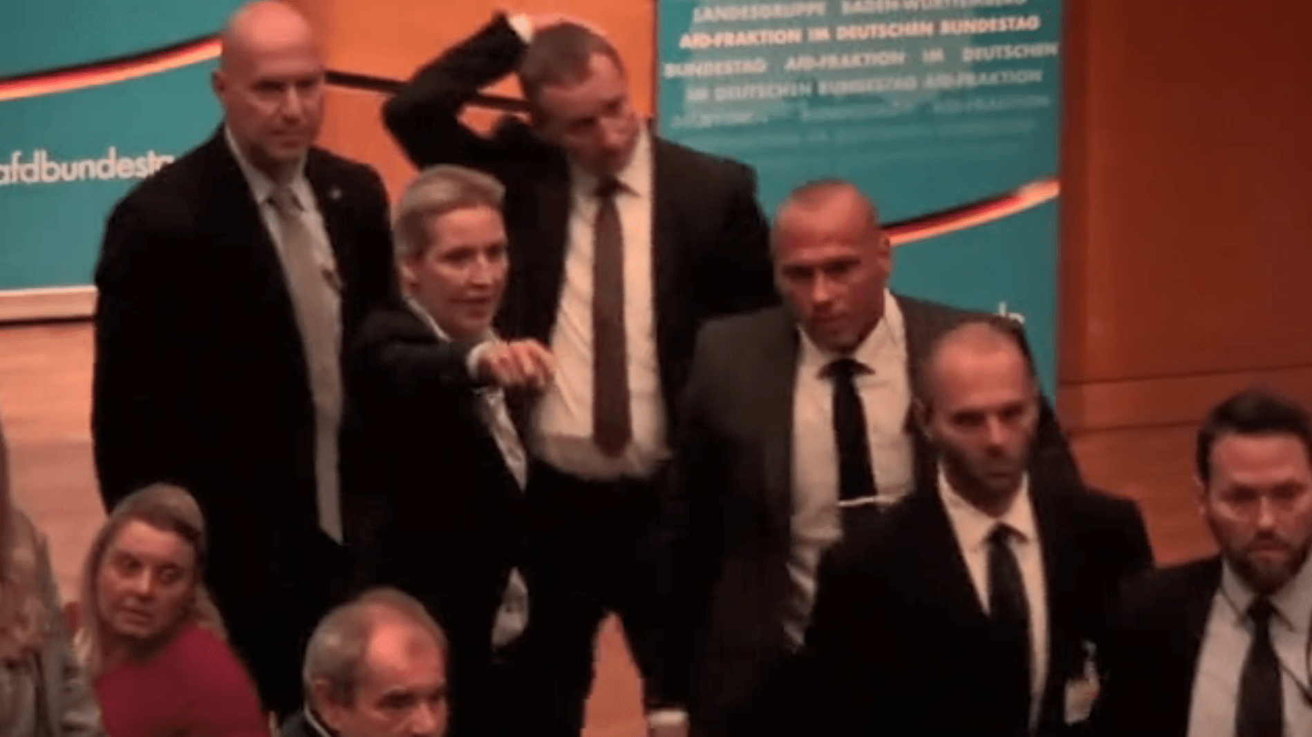 Alice Weidel zeigt auf den vermeintlichen Übeltäter: Die AfD-Fraktionsvorsitzende unterbrach ihre Rede in Weingarten, um Security-Kräften zu zeigen, wer eine "Kopf-ab-Geste" gezeigt haben soll. Dort war die Verwunderung groß.