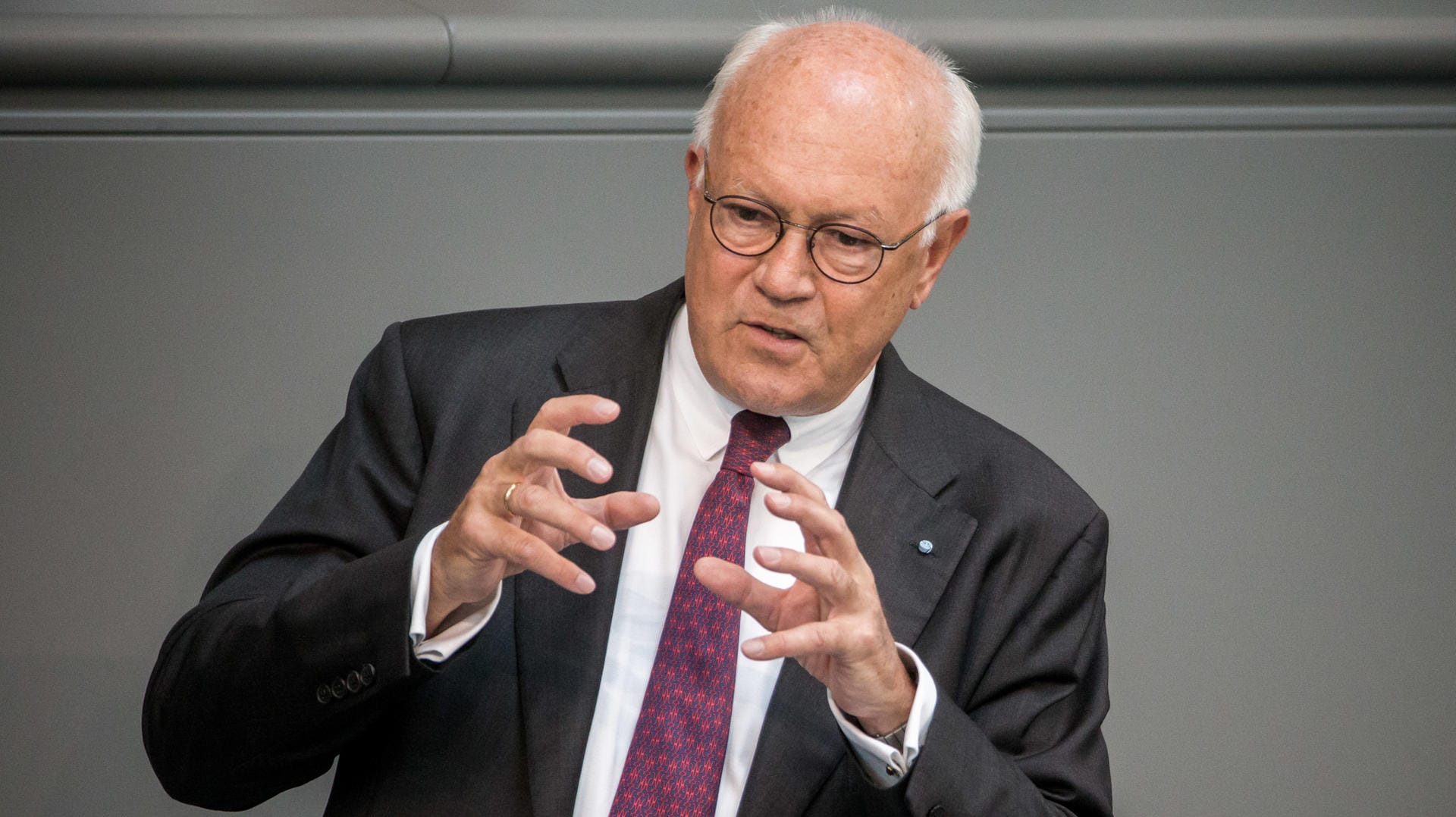 Hans-Peter Uhl (CSU) bei einer Rede im Bundestag 2016: Der Politiker ist nach langer Krankheit gestorben.