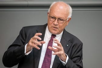 Hans-Peter Uhl (CSU) bei einer Rede im Bundestag 2016: Der Politiker ist nach langer Krankheit gestorben.