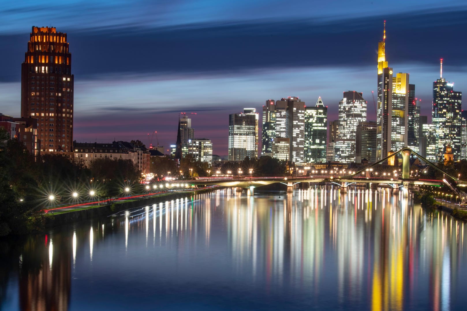 Die Skyline der Banken-Wolkenkratzer in Frankfurt/Main: Fünf Banken und Finanzinstitute sind in dem Prozess involviert (Archivbild).