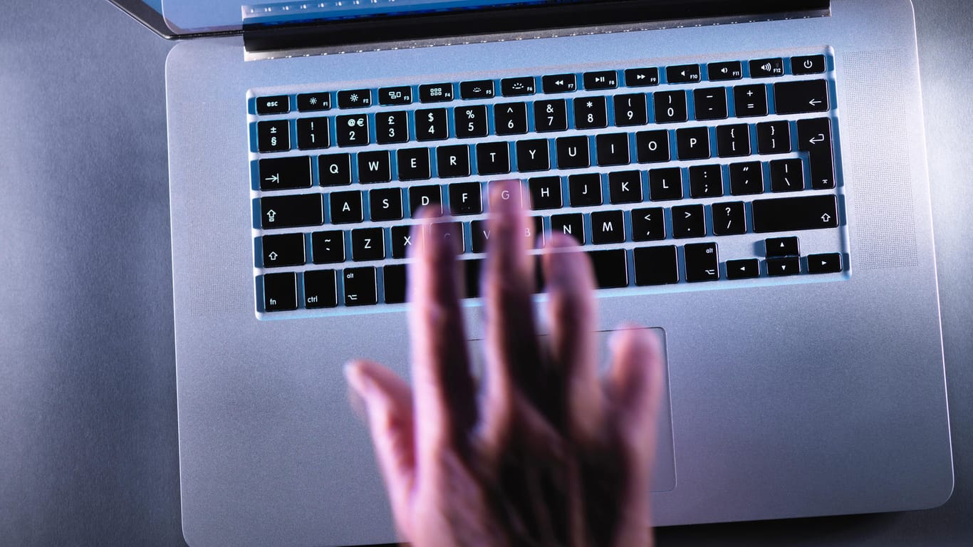 Eine Hand an einer Laptop-Tastatur: Strafen für Online-Verbrechen wie Stalking oder Beleidigungen sollen erhöht werden (Symbolbild).