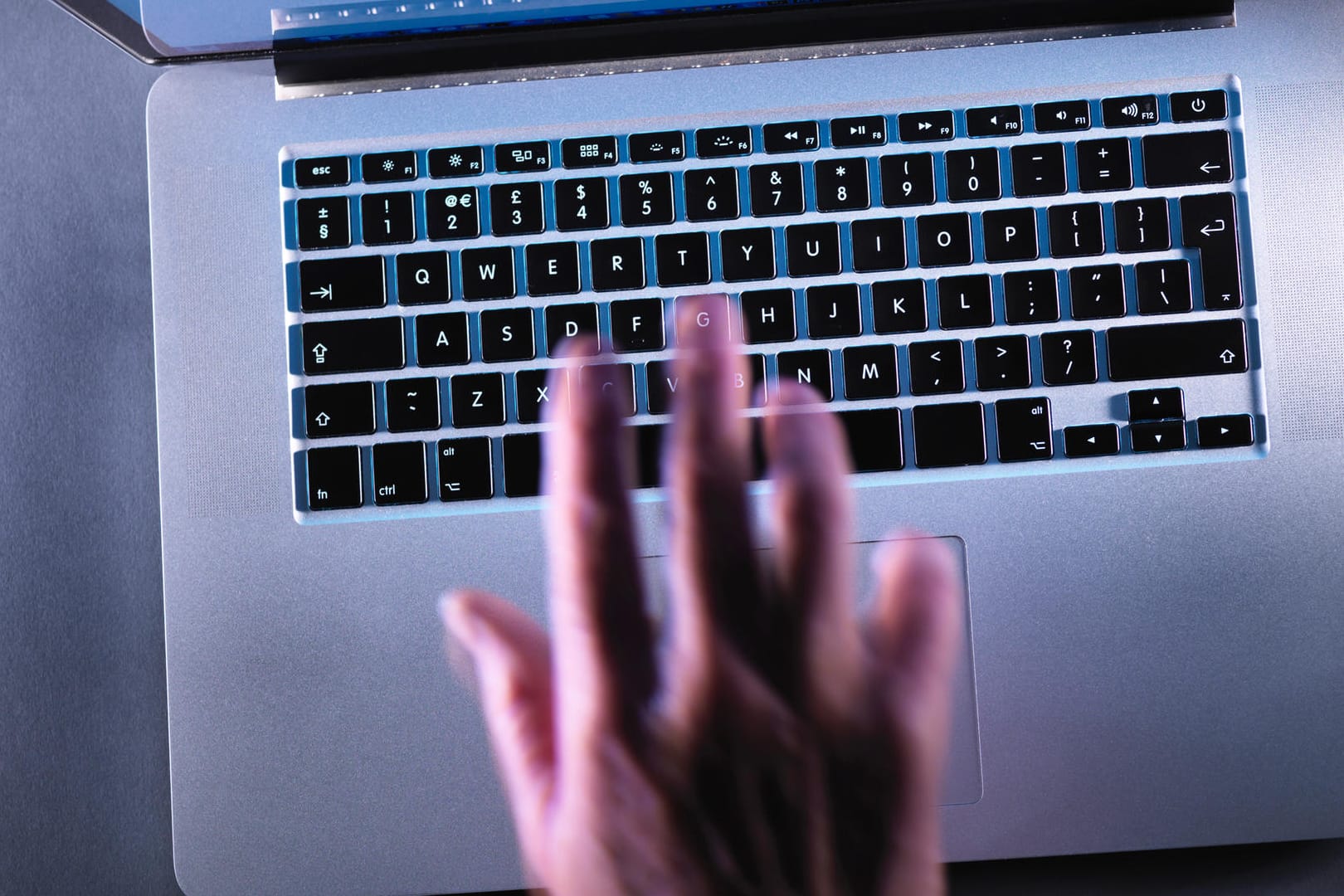 Eine Hand an einer Laptop-Tastatur: Strafen für Online-Verbrechen wie Stalking oder Beleidigungen sollen erhöht werden (Symbolbild).