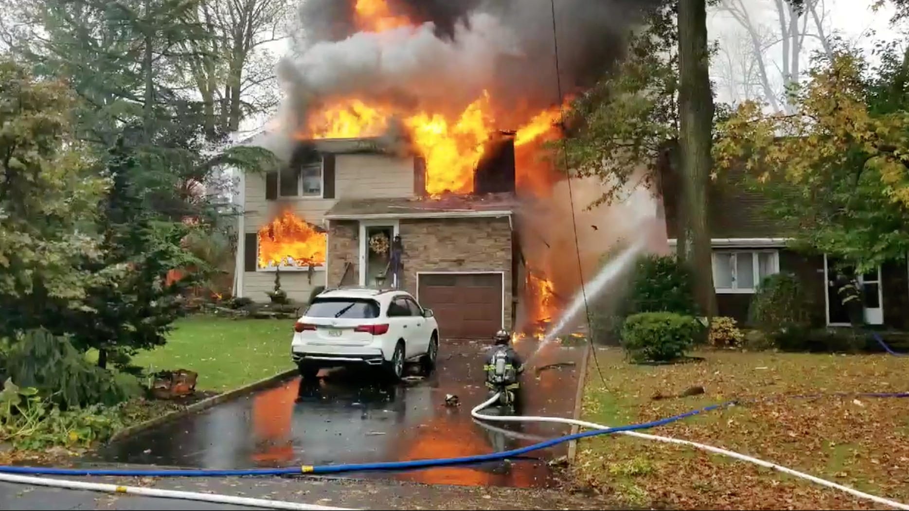 Feuerwehrleute löschen nach dem Absturz das betroffene Haus: Offenbar kam keiner der Bewohner zu Schaden. Feuerwehrleute löschen nach dem Absturz das betroffene Haus: Offenbar kam keiner der Bewohner zu Schaden.