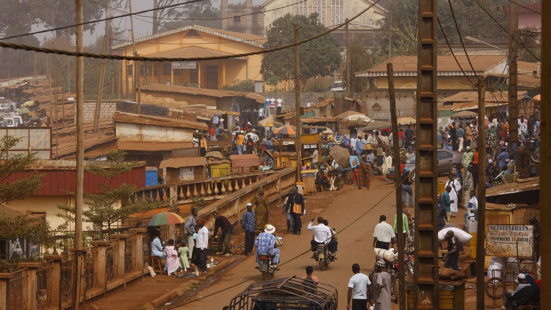 Bafoussam in Kamerun: In der Stadt im Westen des afrikanischen Landes hat ein Erdrutsch mindestens 30 Menschen in den Tod gerissen (Archivbild). Bafoussam in Kamerun: In der Stadt im Westen des afrikanischen Landes hat ein Erdrutsch mindestens 30 Menschen in den Tod gerissen (Archivbild).