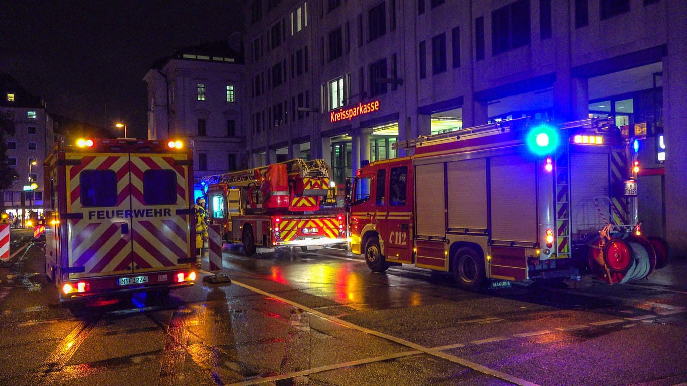 Feuerwehrautos in der Münchener Innenstadt: Am Abend war eine leere U-Bahn von den Gleisen abgekommen.